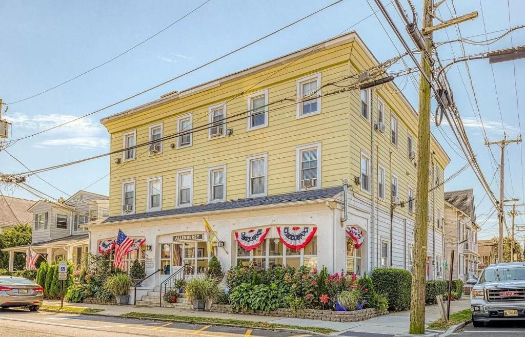The Allenhurst Beach Apartment #9 - Small Studio with Bathroom & Kitchenette - main image