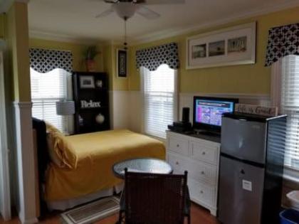 The Allenhurst Beach Apartment #9 - Small Studio with Bathroom & Kitchenette - image 2