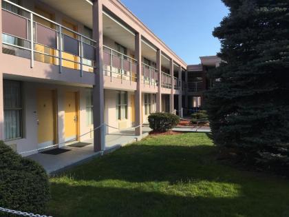 Ramada by Wyndham Rockville Centre - image 11