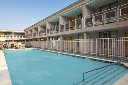 Ramada by Wyndham Rockville Centre - image 2