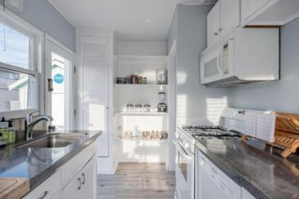 Pacific Bungalow & Tiny House - image 4