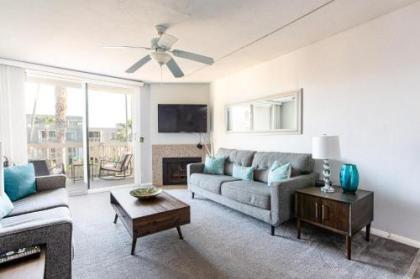 3 Bedroom! - Complex is on the beach with huge pool - image 2