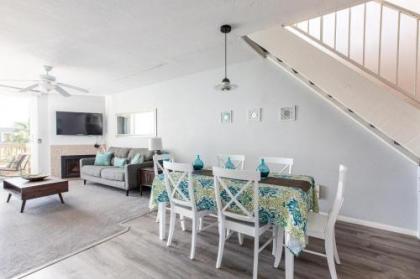 3 Bedroom! - Complex is on the beach with huge pool - image 3