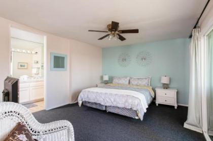 3 Bedroom! - Complex is on the beach with huge pool - image 4