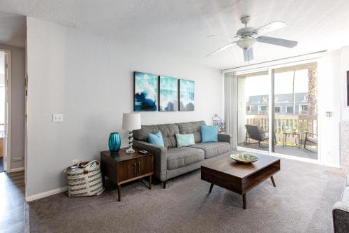 3 Bedroom! - Complex is on the beach with huge pool - image 5