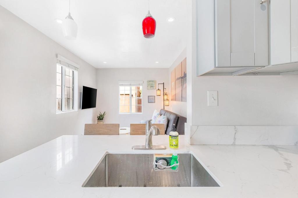 Oceanside Opulence - image 6