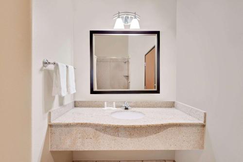 Super 8 by Wyndham Odessa TX - image 5