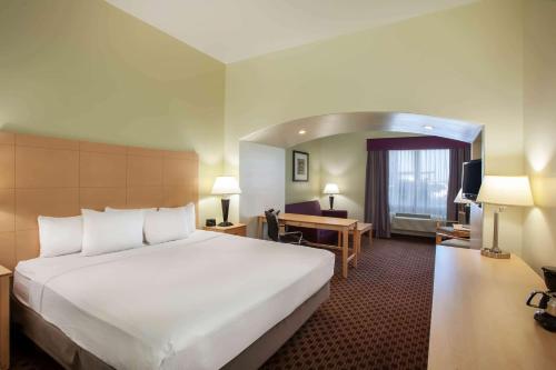La Quinta by Wyndham Odessa North - main image
