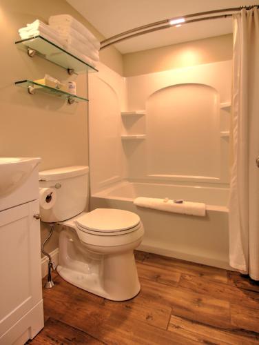 Studio East Motel - image 3