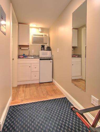 Studio East Motel - image 5