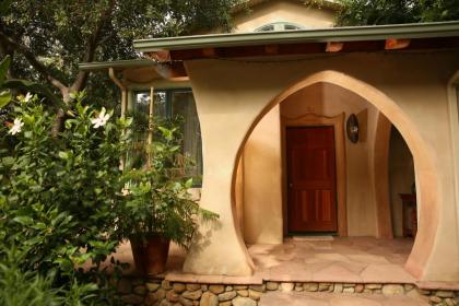 The Emerald Iguana Inn - image 1