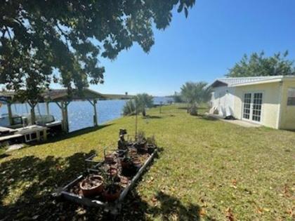 Rim Canal Cottage 'Yellow House' with Canal Views & Boat Dock cottage