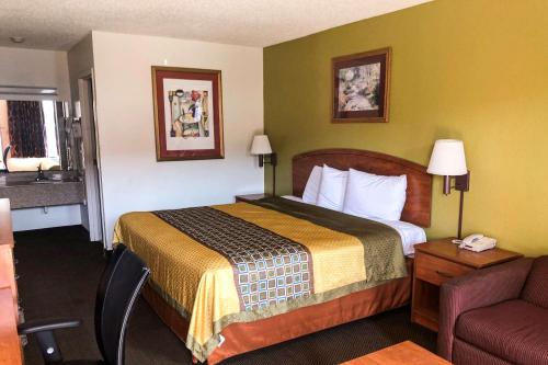 Econo Lodge - image 4