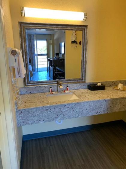 Days Inn by Wyndham Okmulgee - image 12