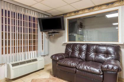 Super 8 by Wyndham Old Saybrook - image 21