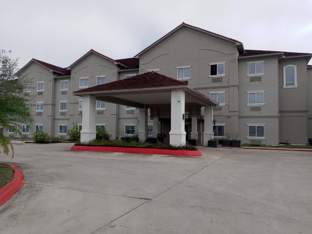 Deluxe 6 Inn & Suites - main image