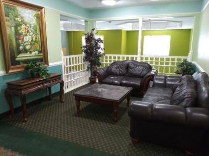 Deluxe 6 Inn & Suites - image 11