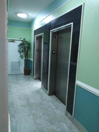 Deluxe 6 Inn & Suites - image 14