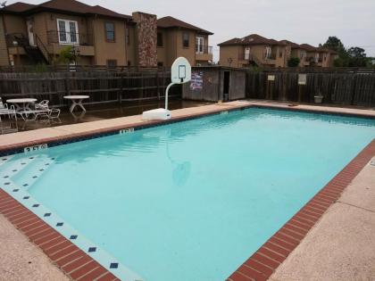 Deluxe 6 Inn & Suites - image 15