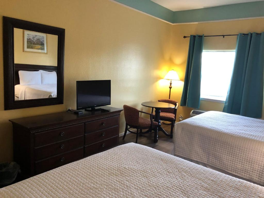 Deluxe 6 Inn & Suites - image 3