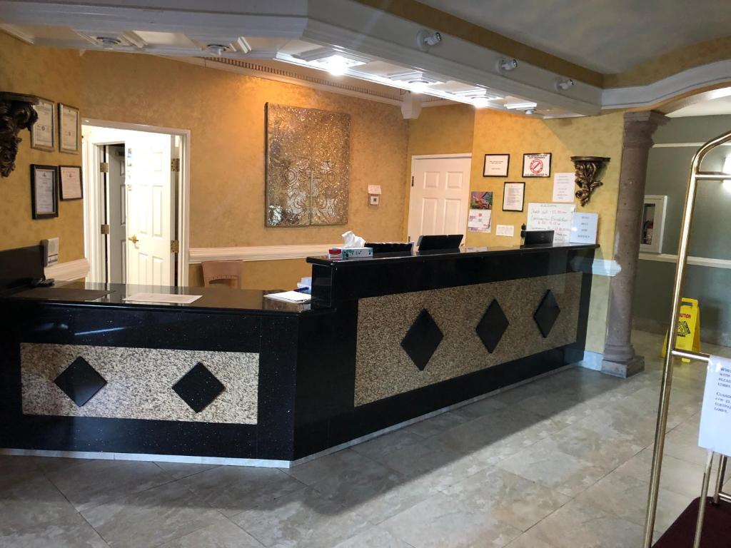 Deluxe 6 Inn & Suites - image 7