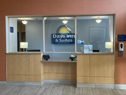 Days Inn & Suites by Wyndham Onalaska - image 9