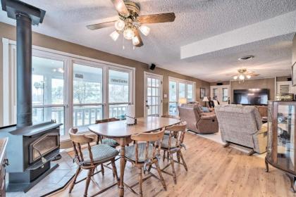 Lake Livingston Hideaway with Dock and Gas Grill Onalaska Texas