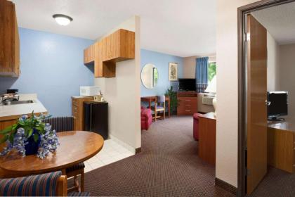 Super 8 by Wyndham Oneida Verona - image 12