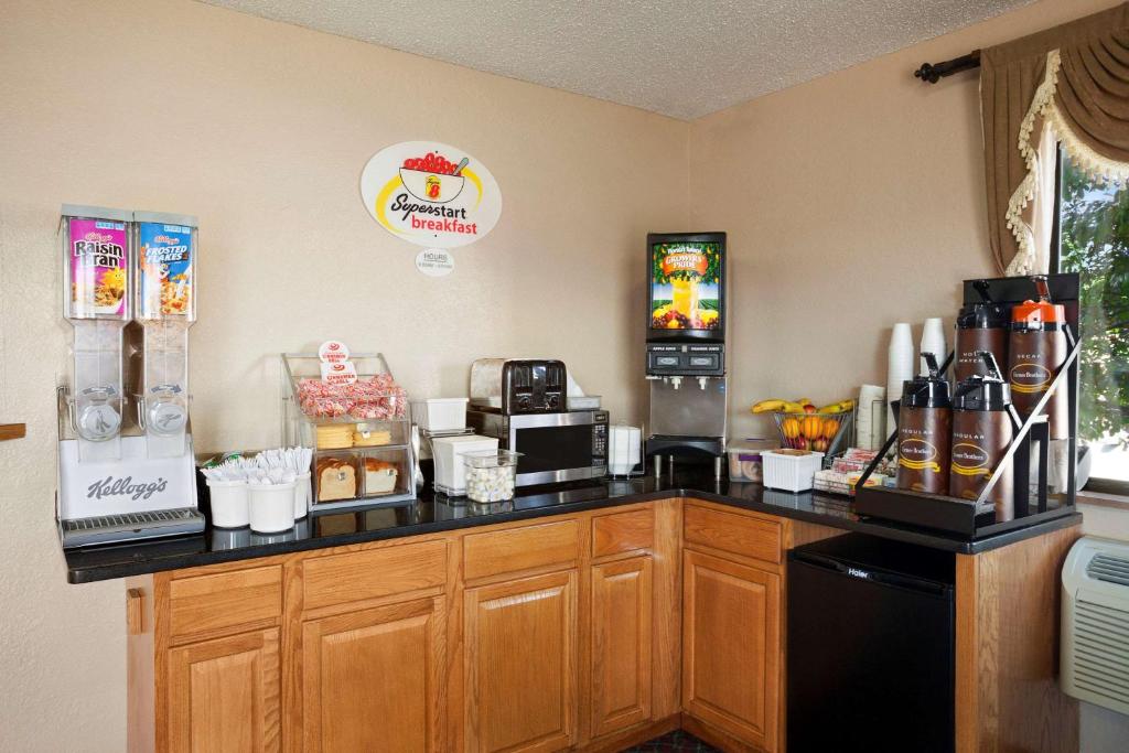 Super 8 by Wyndham Oneida Verona - image 3