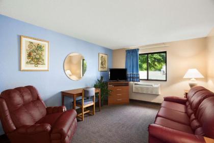 Super 8 by Wyndham Oneida Verona - image 4