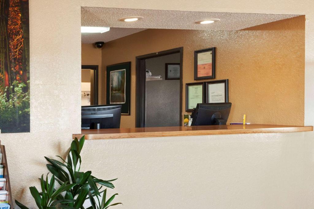Super 8 by Wyndham Oneida Verona - image 7