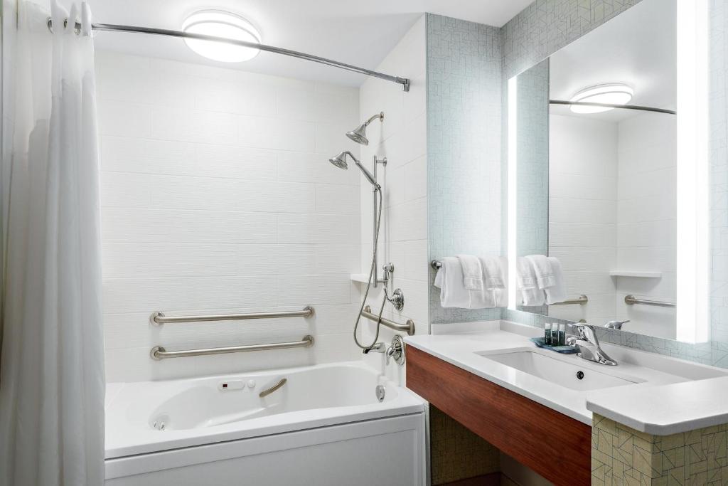Holiday Inn Express Hotel & Suites Ontario an IHG Hotel - image 3