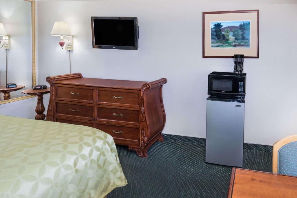 Days Inn by Wyndham Ontario Airport - image 3