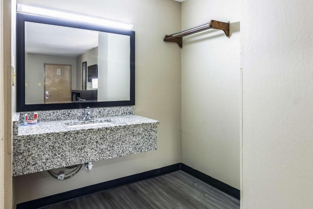 Econo Lodge Opelika - image 3