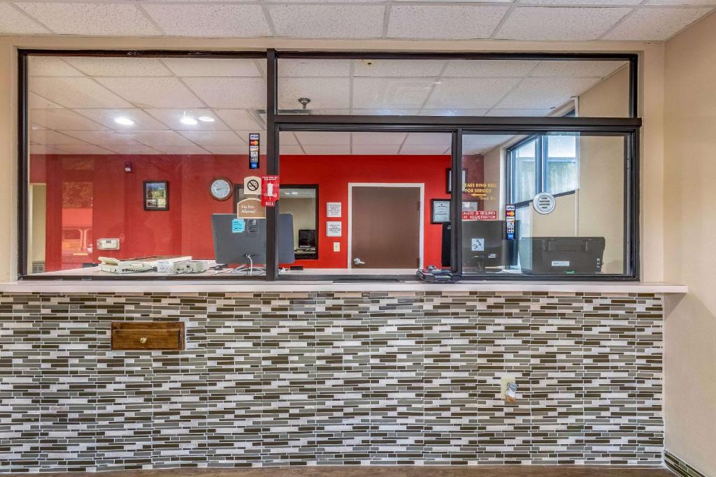 Econo Lodge Opelika - image 4