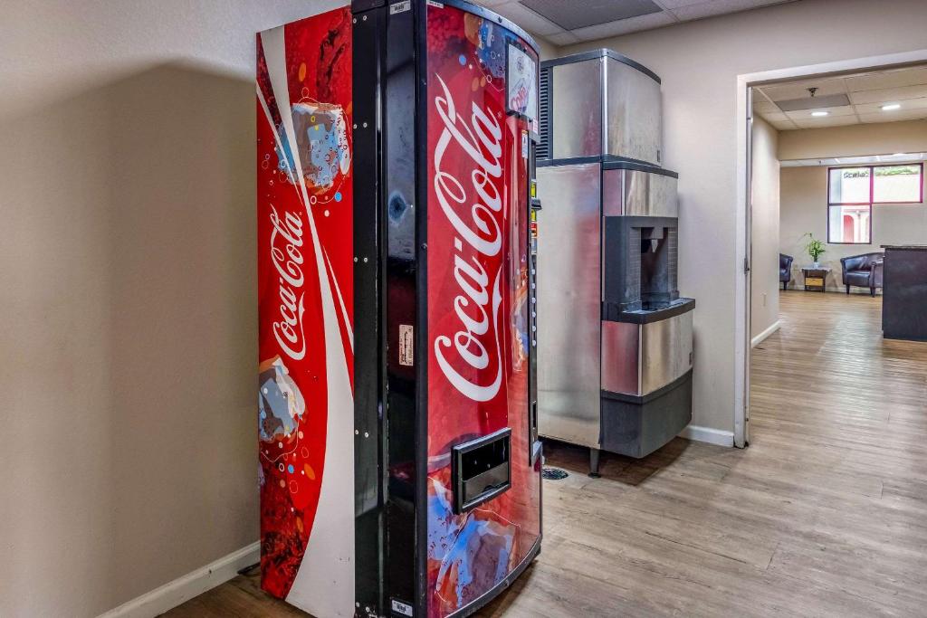 Econo Lodge Opelika - image 7
