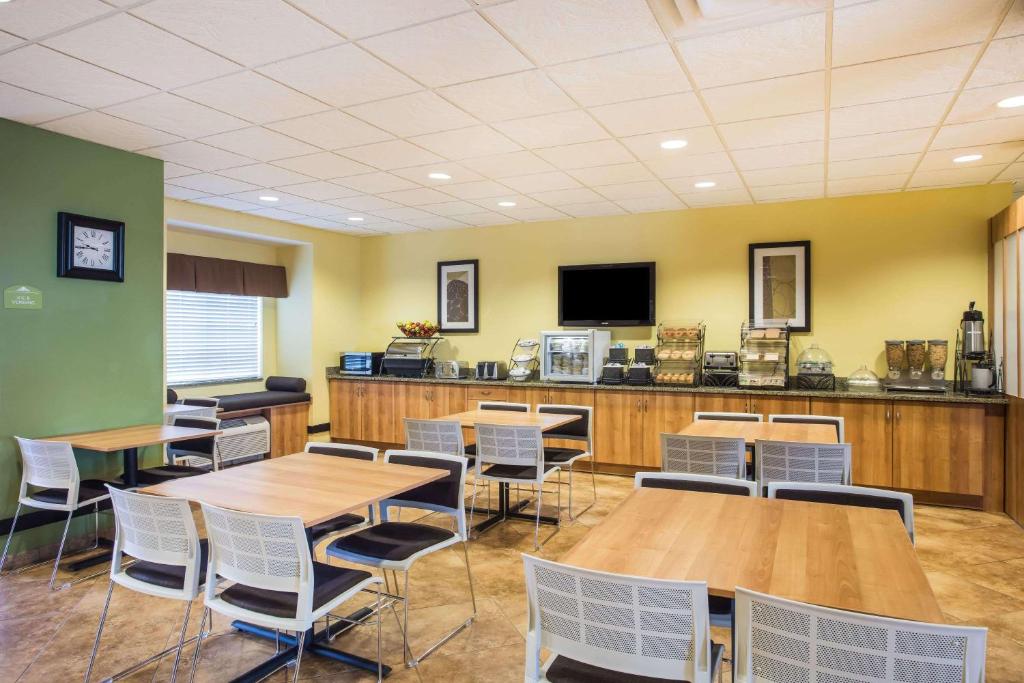 Microtel Inn and Suites by Wyndham - image 2