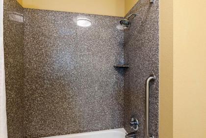 Quality Inn - image 10