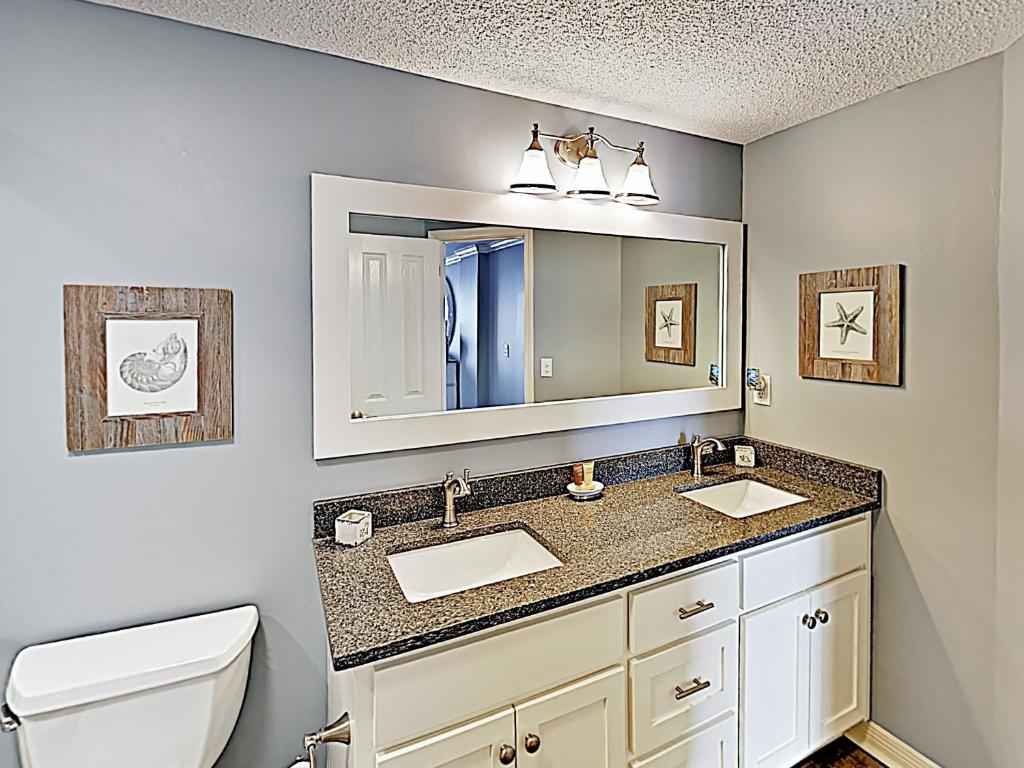 New Listing! Beachfront Corner-Unit With Pools Condo - image 4