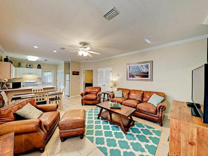 Coastal Oasis Near Beach With Pool Grill & Pond Condo