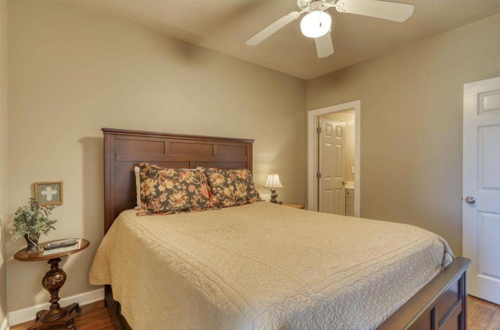 Admirals Quarters 1205 - image 3