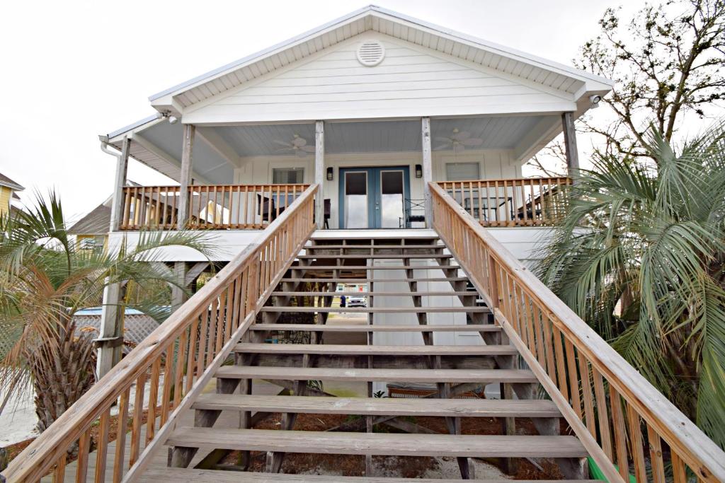 Cute Beach Cottage home - main image
