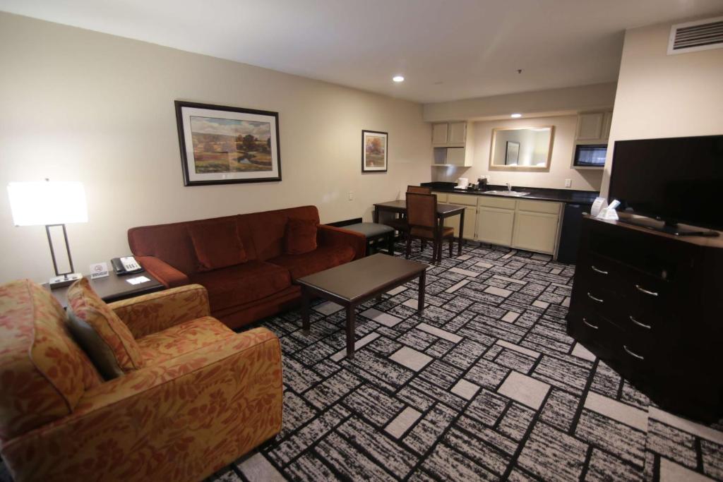 Best Western Plus Meridian Inn & Suites Anaheim-Orange - image 2