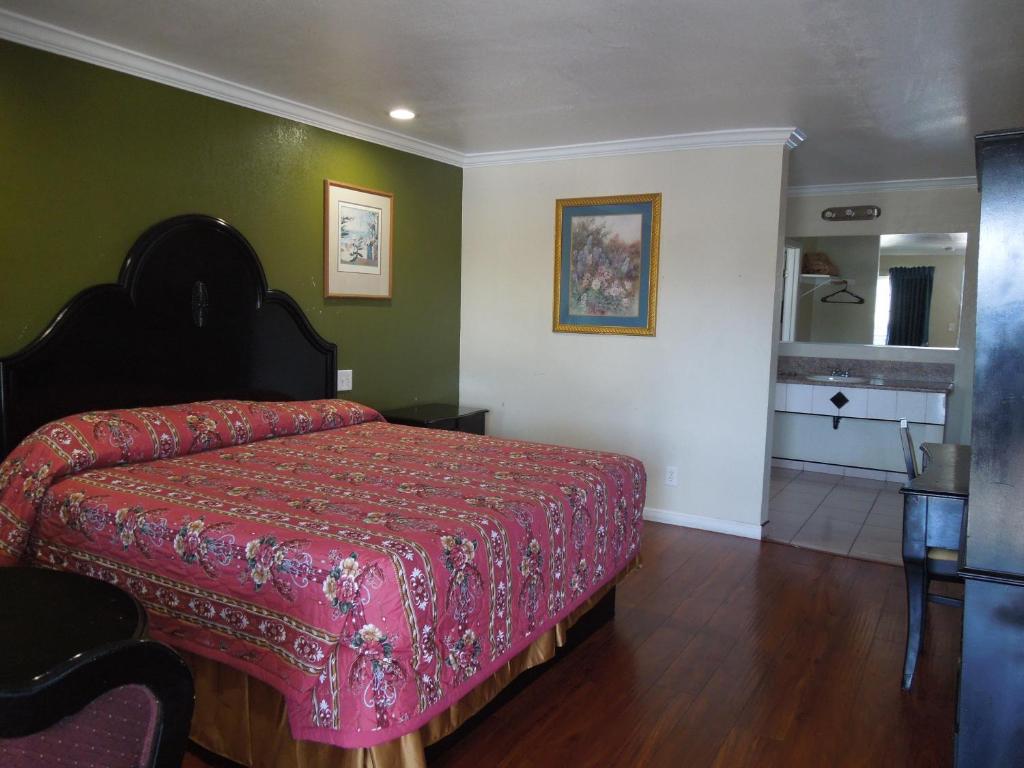 Castaway Motel - image 4