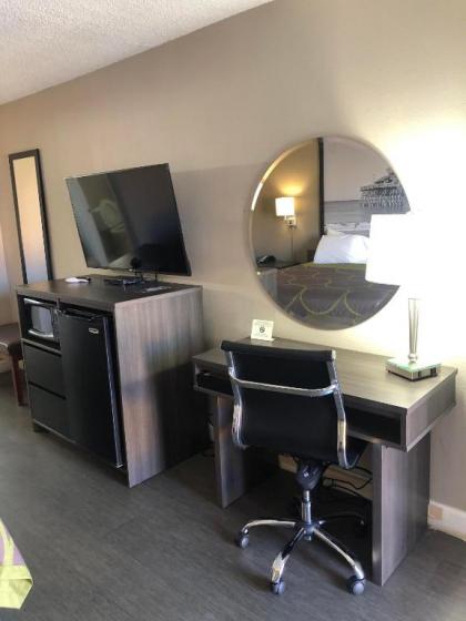 Super 8 by Wyndham Orangeburg Near I-26 - image 12