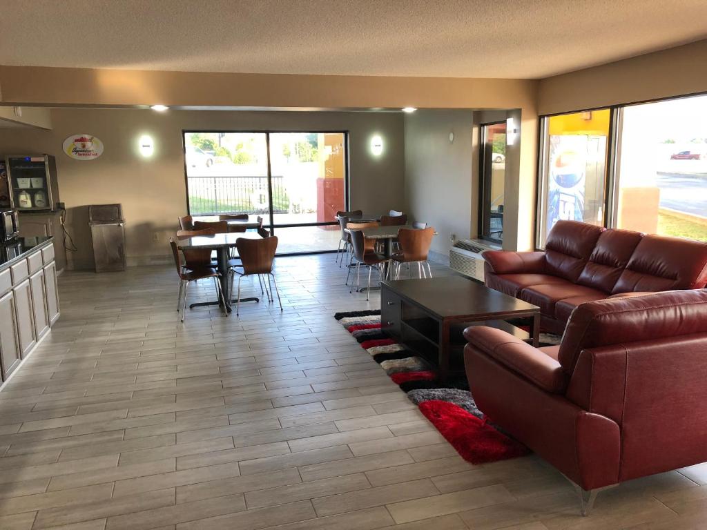 Super 8 by Wyndham Orangeburg Near I-26 - image 2