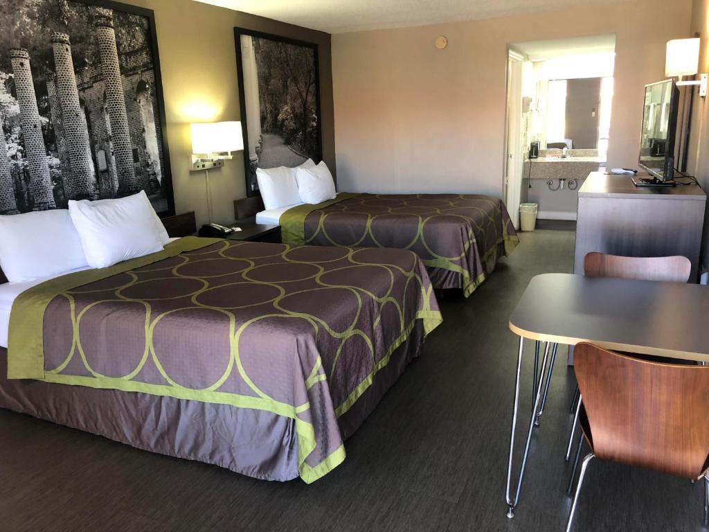 Super 8 by Wyndham Orangeburg Near I-26 - image 6