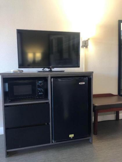 Super 8 by Wyndham Orangeburg Near I-26 - image 9