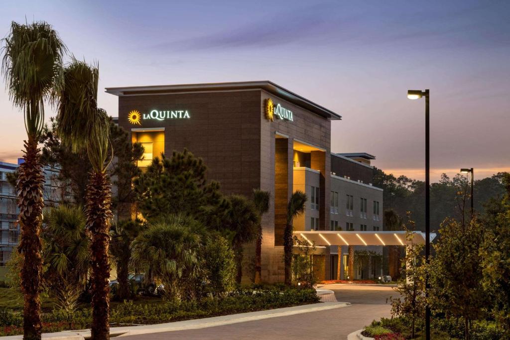 La Quinta Inn & Suites by Wyndham Orlando IDrive Theme Parks - main image