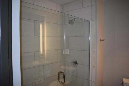 La Quinta Inn & Suites by Wyndham Orlando IDrive Theme Parks - image 3